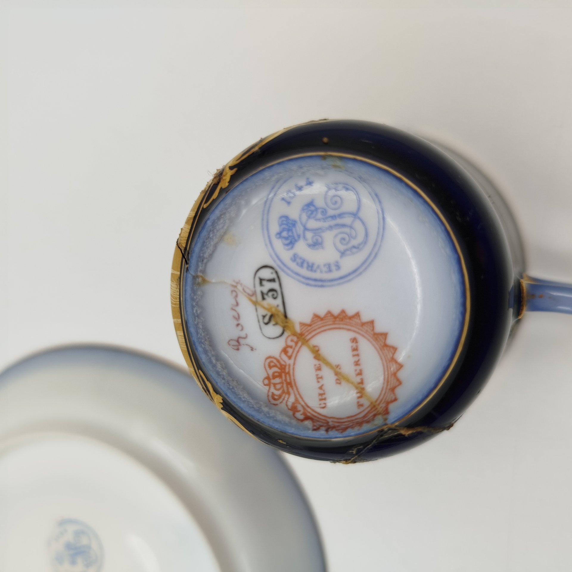 Пара кофейная с батальным сюжетом "Битва при Рокруа", (выполнена для дворца Тюильри "Chateau des Tuileries"), фарфор, крытье кобальтом, роспись, золочение, Севрская фарфоровая мануфактура (Sevres), Франция, 1844 г.