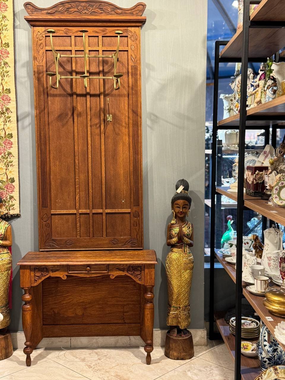 Вешалка в стиле Модерн с консолью