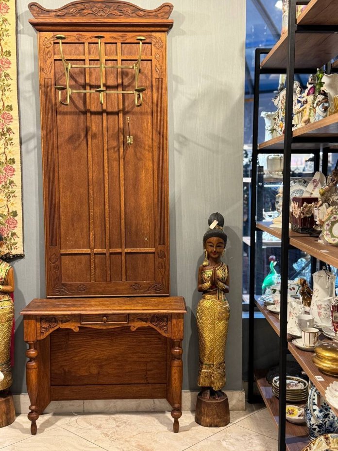 Вешалка в стиле Модерн с консолью