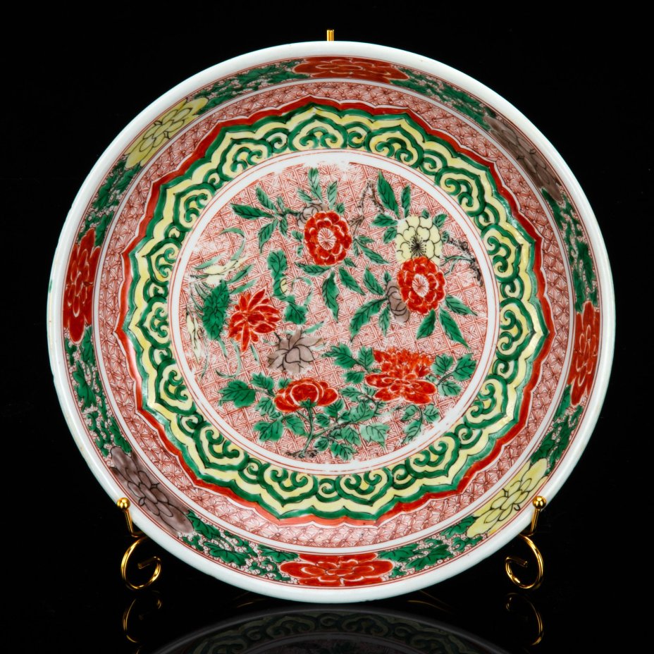 Блюдо глубокое, украшенное традиционным орнаментом жуйи (ruyi) и цветочной композицией в центре, династия Цин, фарфор, роспись эмалевыми красками, Китай, 1750-1850 гг.