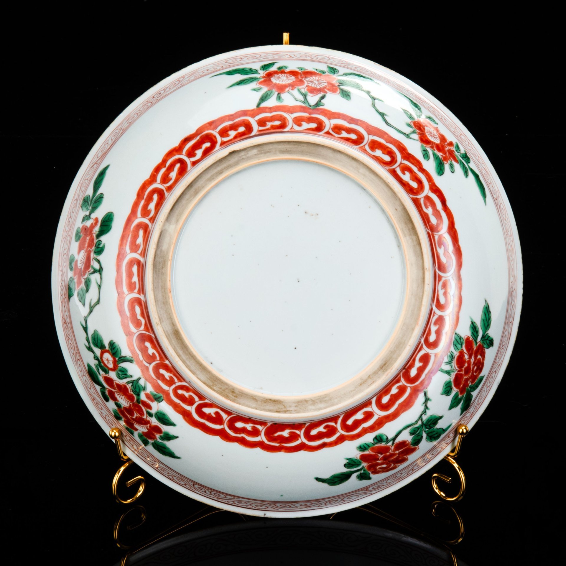 Блюдо глубокое, украшенное традиционным орнаментом жуйи (ruyi) и цветочной композицией в центре, династия Цин, фарфор, роспись эмалевыми красками, Китай, 1750-1850 гг.