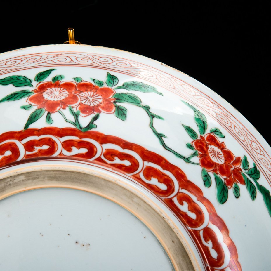 Блюдо глубокое, украшенное традиционным орнаментом жуйи (ruyi) и цветочной композицией в центре, династия Цин, фарфор, роспись эмалевыми красками, Китай, 1750-1850 гг.