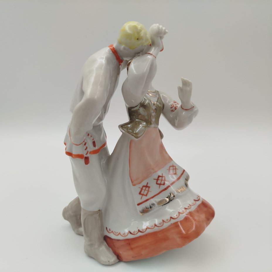 Статуэтка "Белорусский танец" ("Лявониха"),  скульптор Н.А. Малышева, Дулевский фарфоровый завод (Дулёво)