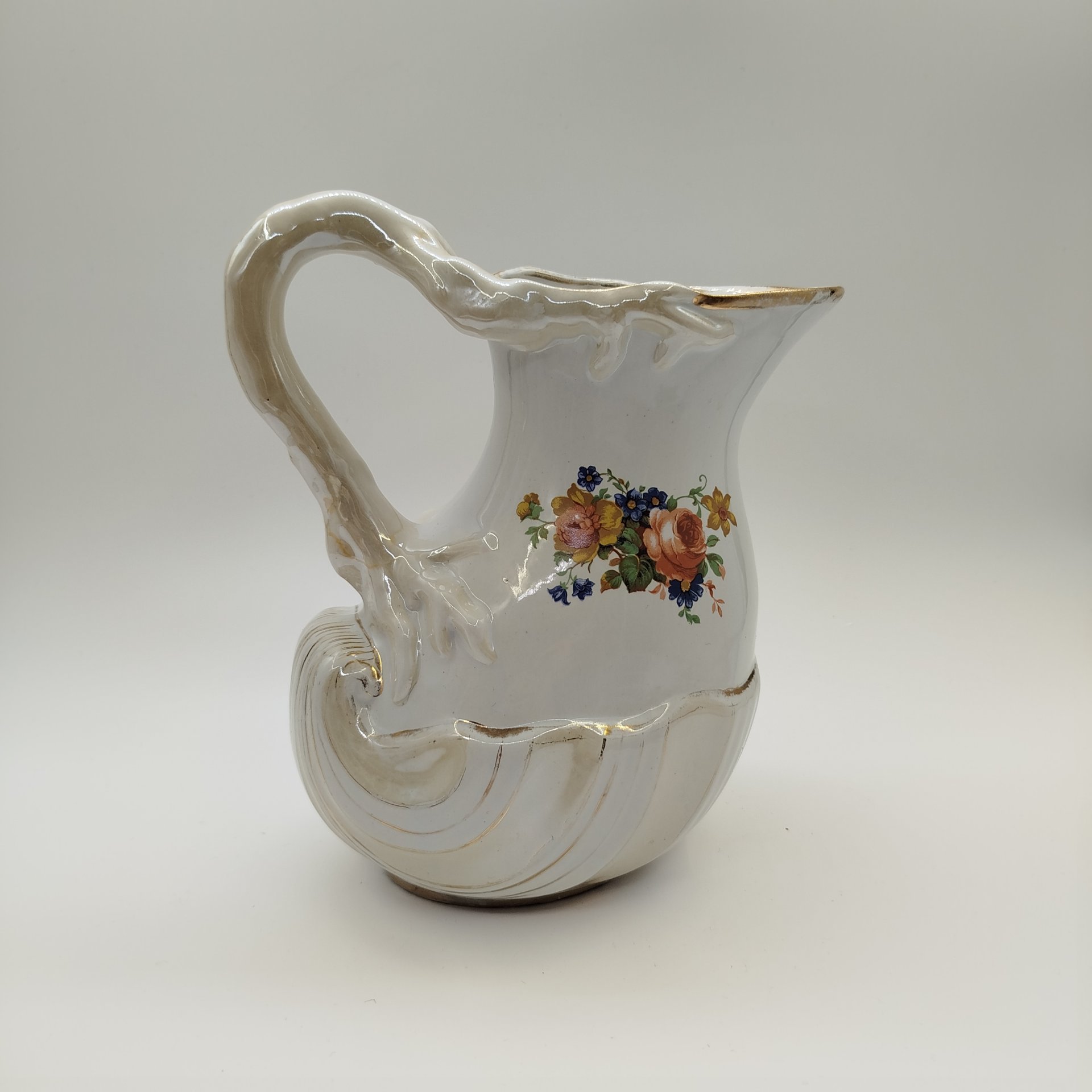 Кувшин с цветочным декором и фигурной ручкой, фаянс, золочение, деколь, люстр, СССР, 1970-1990 гг.