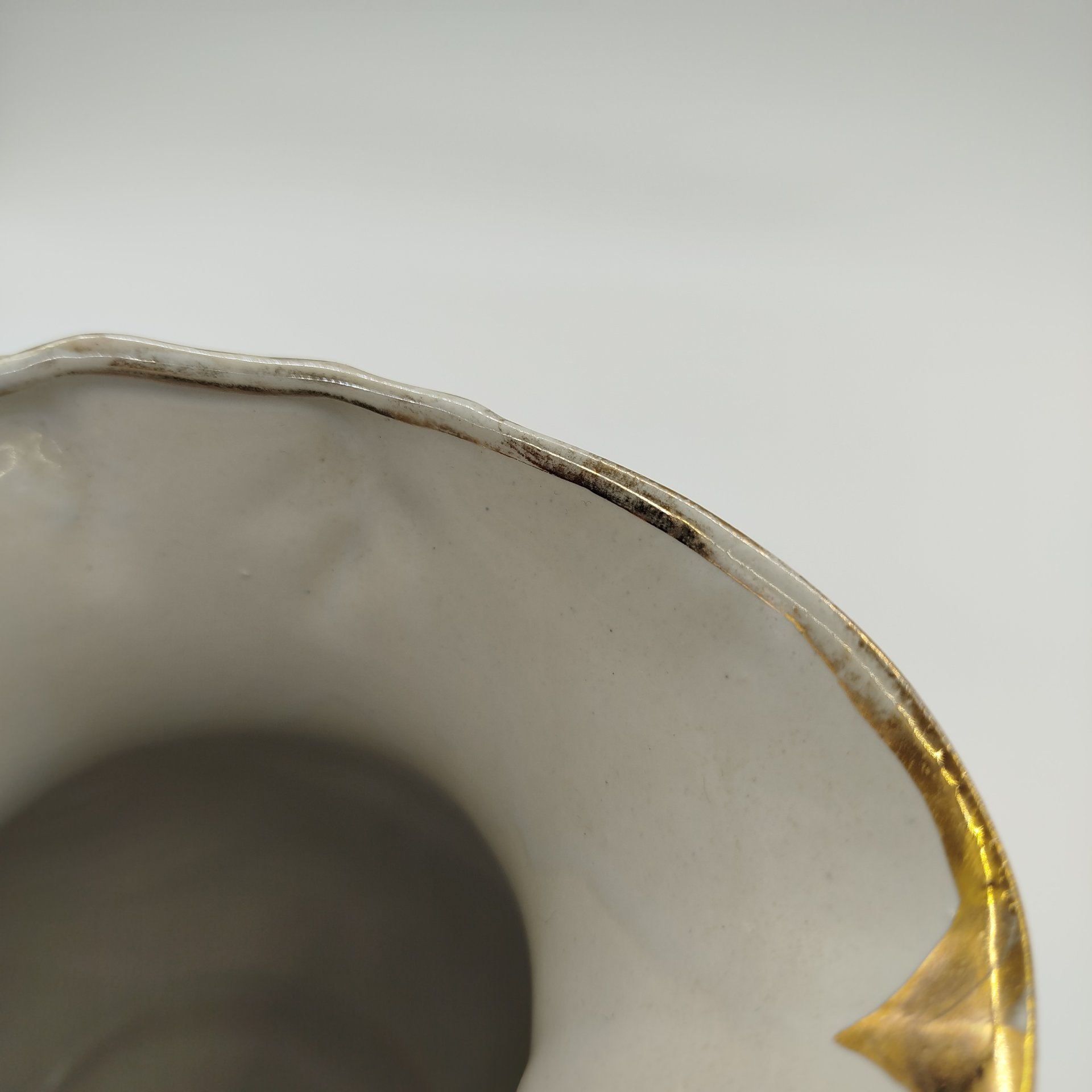 Кувшин с цветочным декором и фигурной ручкой, фаянс, золочение, деколь, люстр, СССР, 1970-1990 гг.