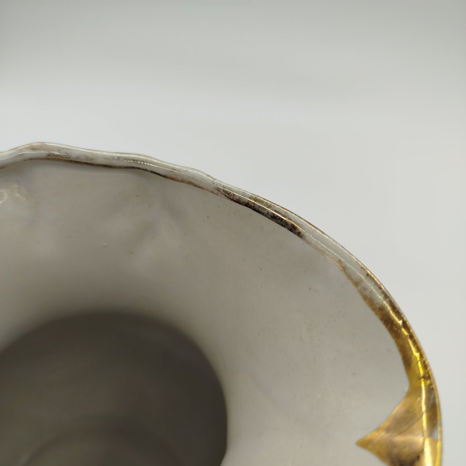 Кувшин с цветочным декором и фигурной ручкой