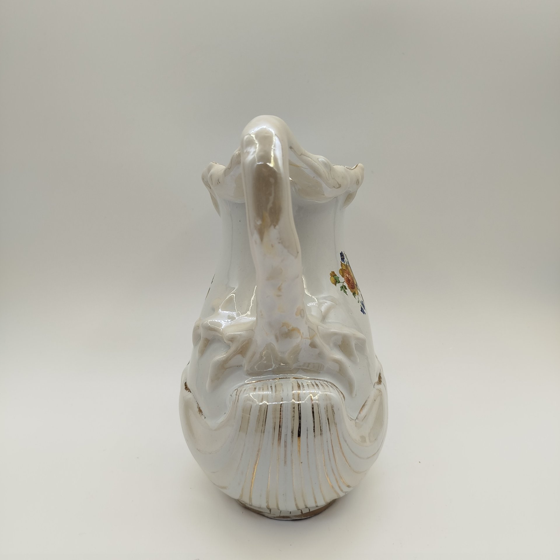 Кувшин с цветочным декором и фигурной ручкой, фаянс, золочение, деколь, люстр, СССР, 1970-1990 гг.