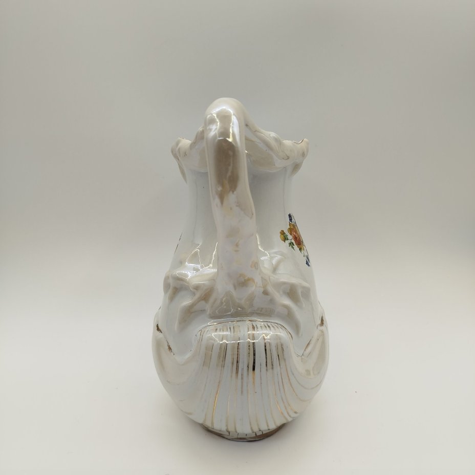 Кувшин с цветочным декором и фигурной ручкой