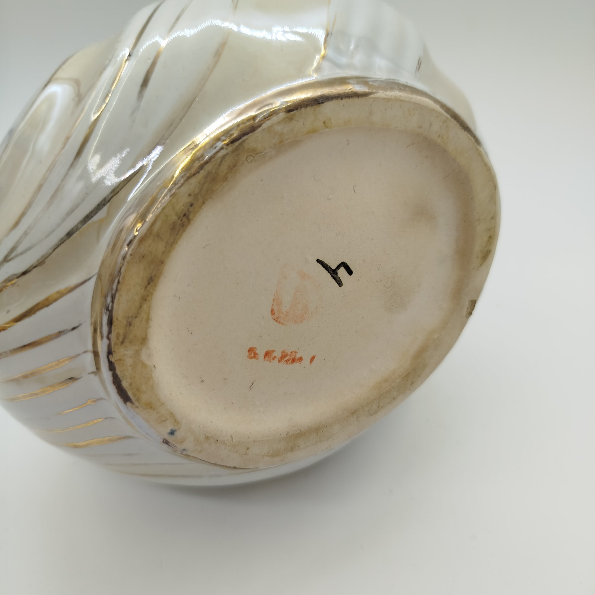 Кувшин с цветочным декором и фигурной ручкой, фаянс, золочение, деколь, люстр, СССР, 1970-1990 гг.