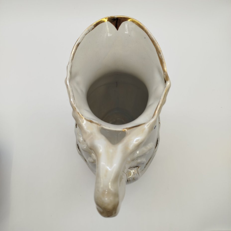 Кувшин с цветочным декором и фигурной ручкой