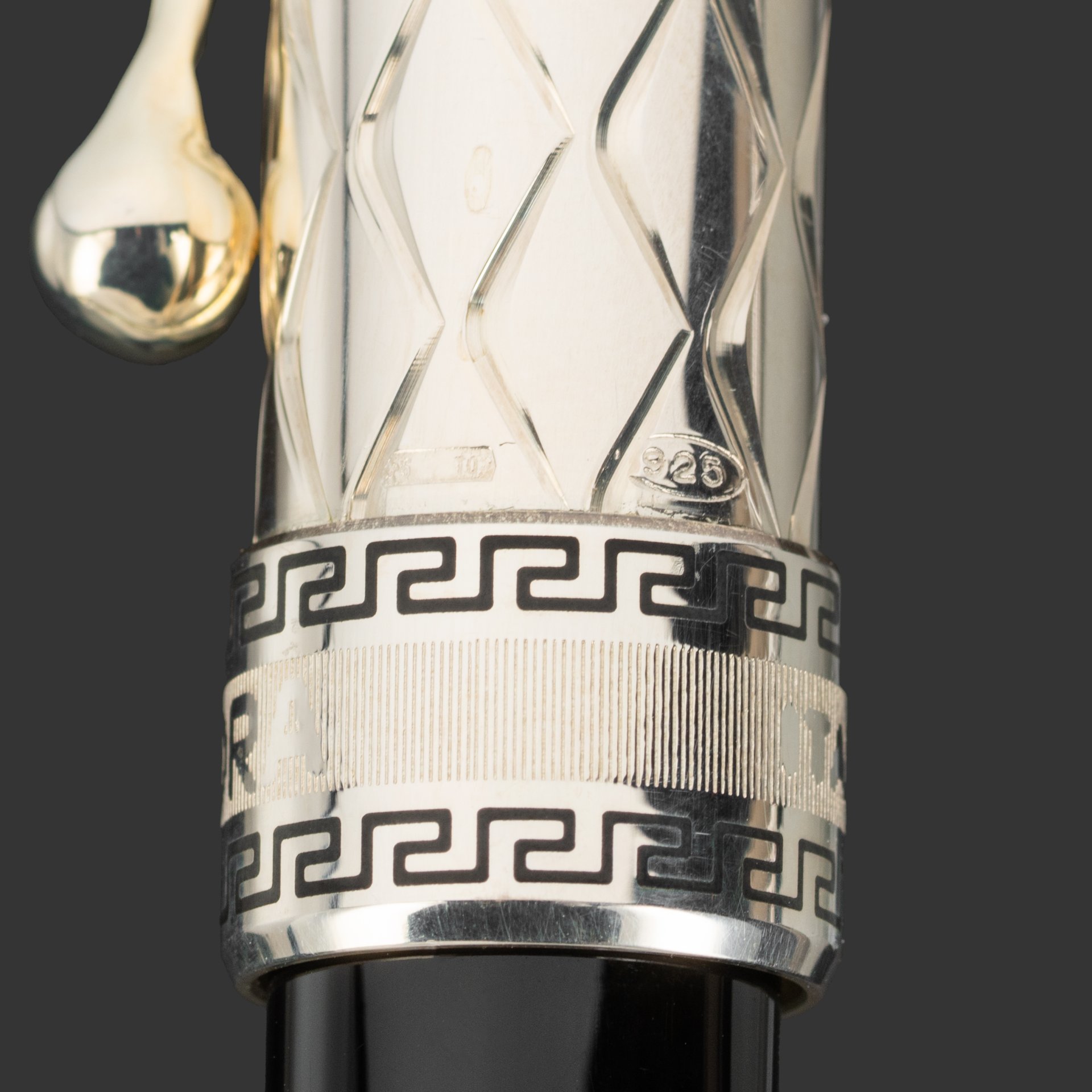 Шариковая ручка Aurora Optima Riflessi Sterling Silver Cap Black Barrel в подарочной коробке