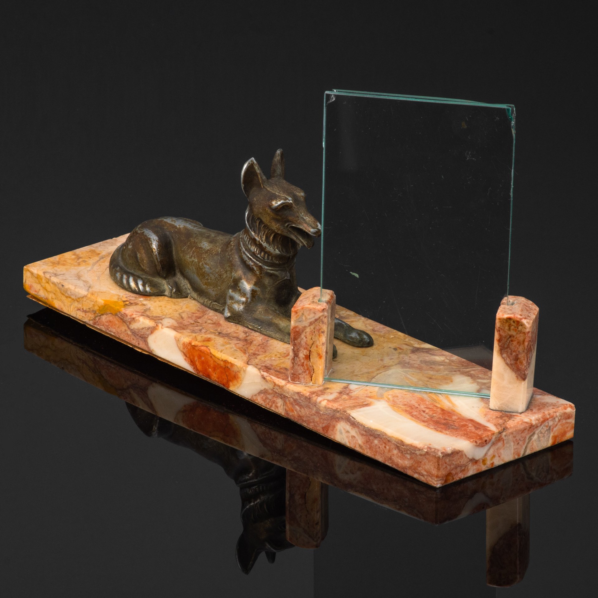 Фоторамка со скульптурной композиции в виде лежащей собаки  на каменном постаменте