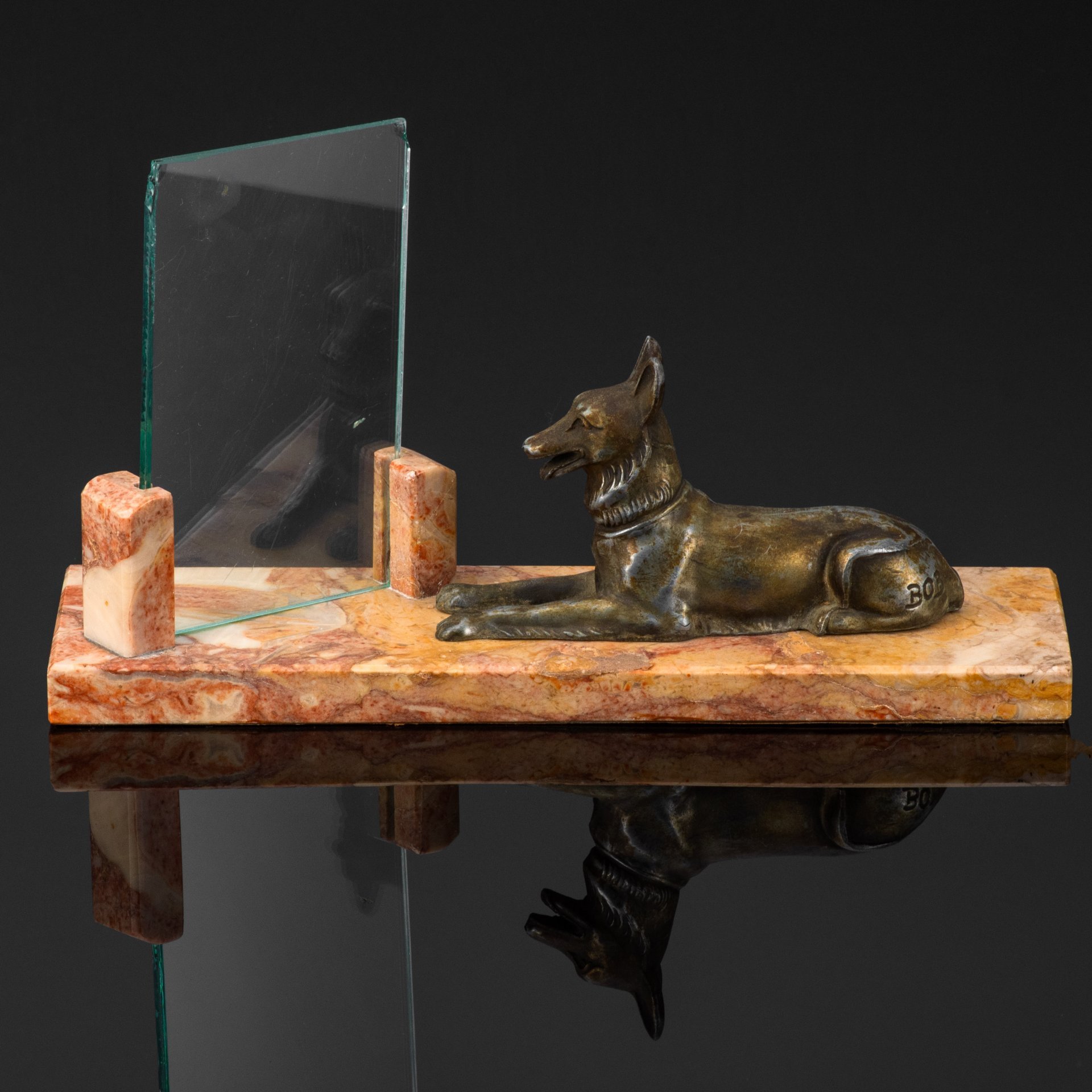 Фоторамка со скульптурной композиции в виде лежащей собаки  на каменном постаменте