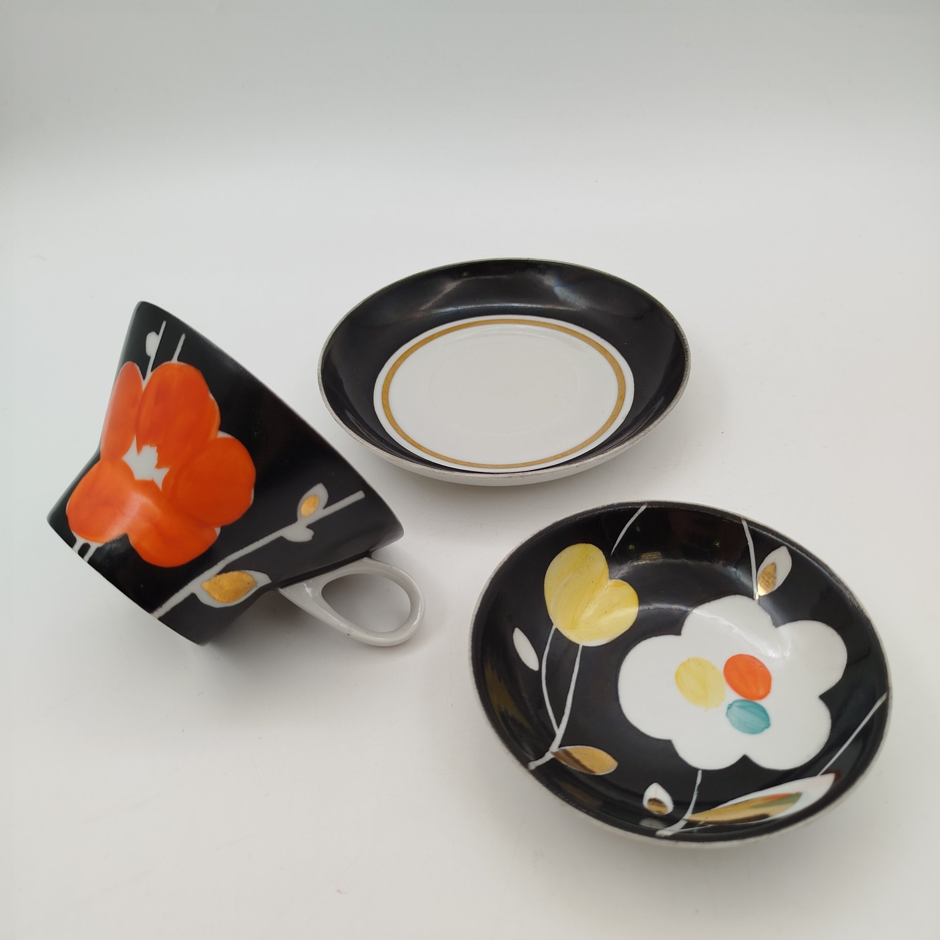 Чайное трио "Цветы на черном", автор росписи Яснецов В.К., фарфор, крытье, роспись, золочение, Дулевский фарфоровый завод (Дулёво), СССР, 1966 г.