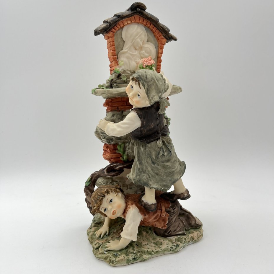 Статуэтка "Цветы для Мадонны"