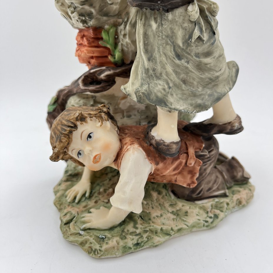 Статуэтка "Цветы для Мадонны"