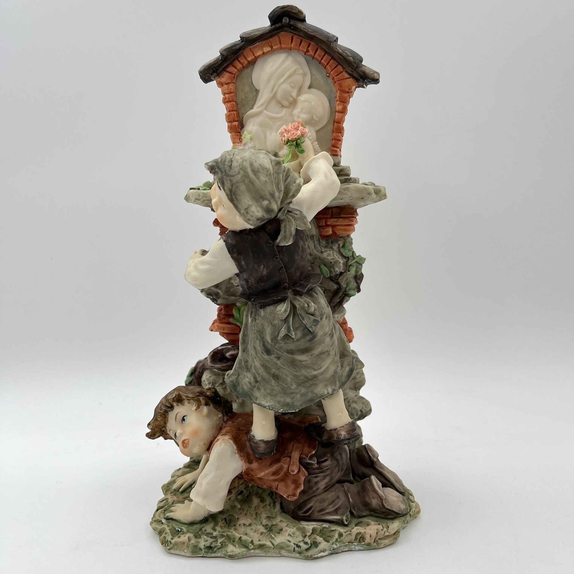 Статуэтка "Цветы для Мадонны"