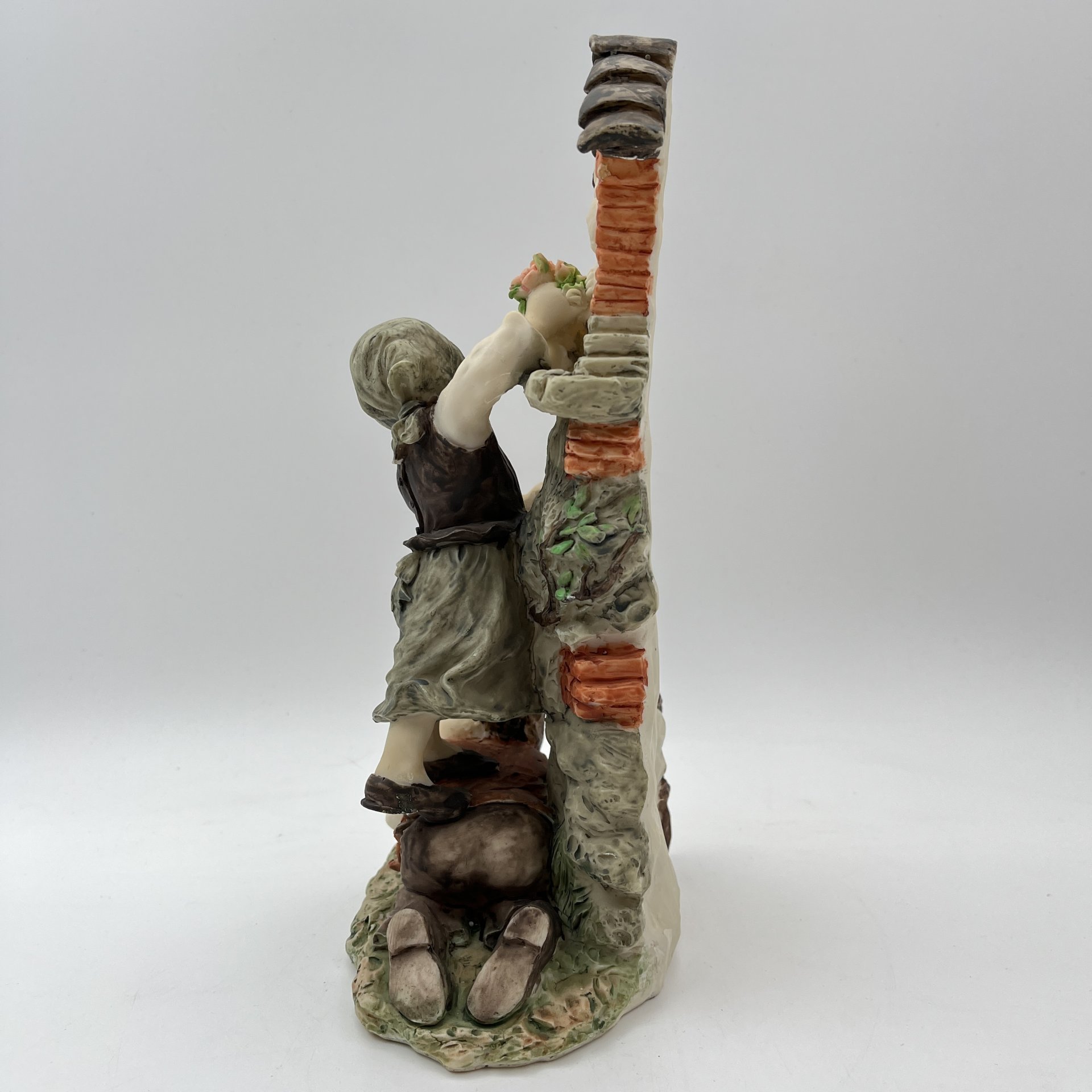 Статуэтка "Цветы для Мадонны"