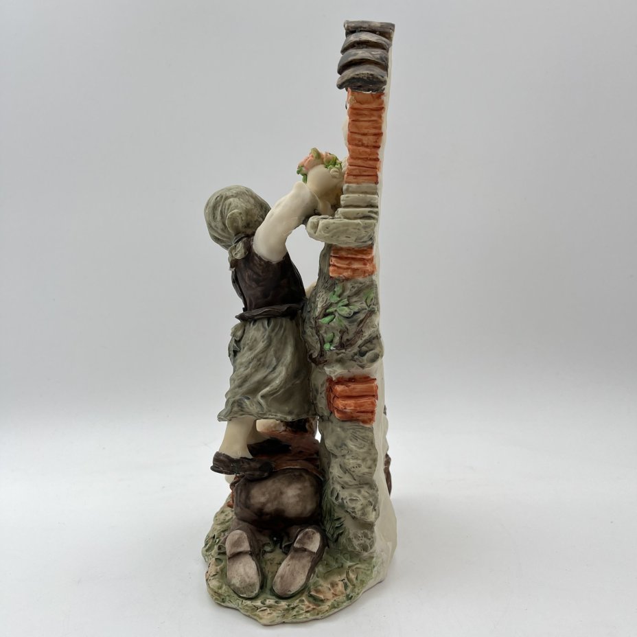 Статуэтка "Цветы для Мадонны"