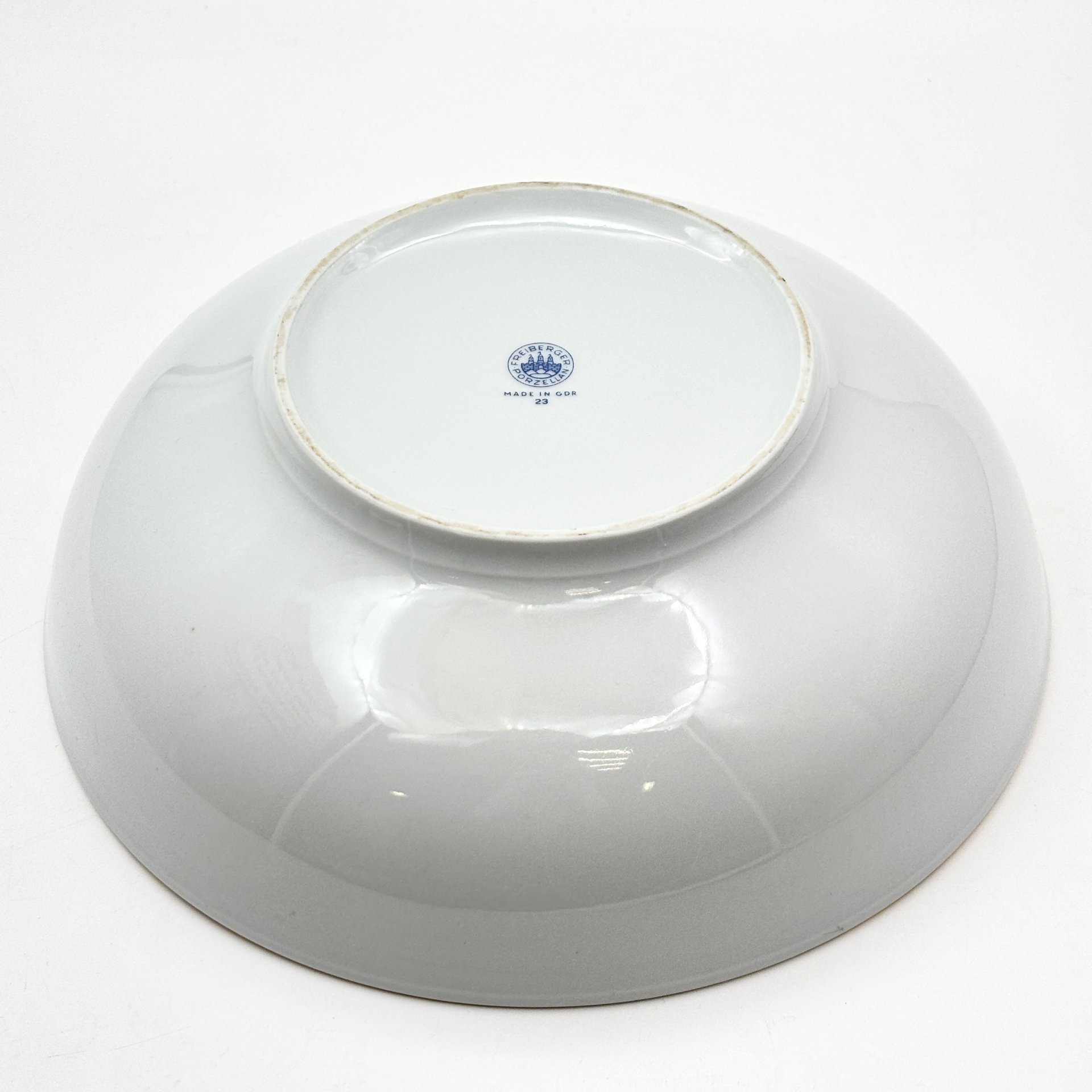 Салатник, украшенный цветочным декором, фарфор, деколь, золочение, Freiberger Porzellan, ГДР, 1970-1995 гг.