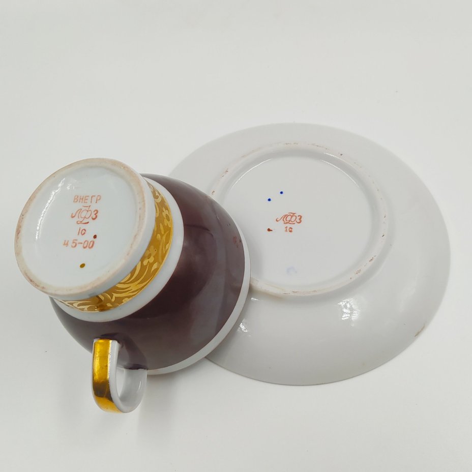 Пара чайная коричневого цвета с орнаментальным декором, фарфор, крытье, золочение, Ленинградский фарфоровый завод (ЛФЗ), СССР, 1970-1992 гг.