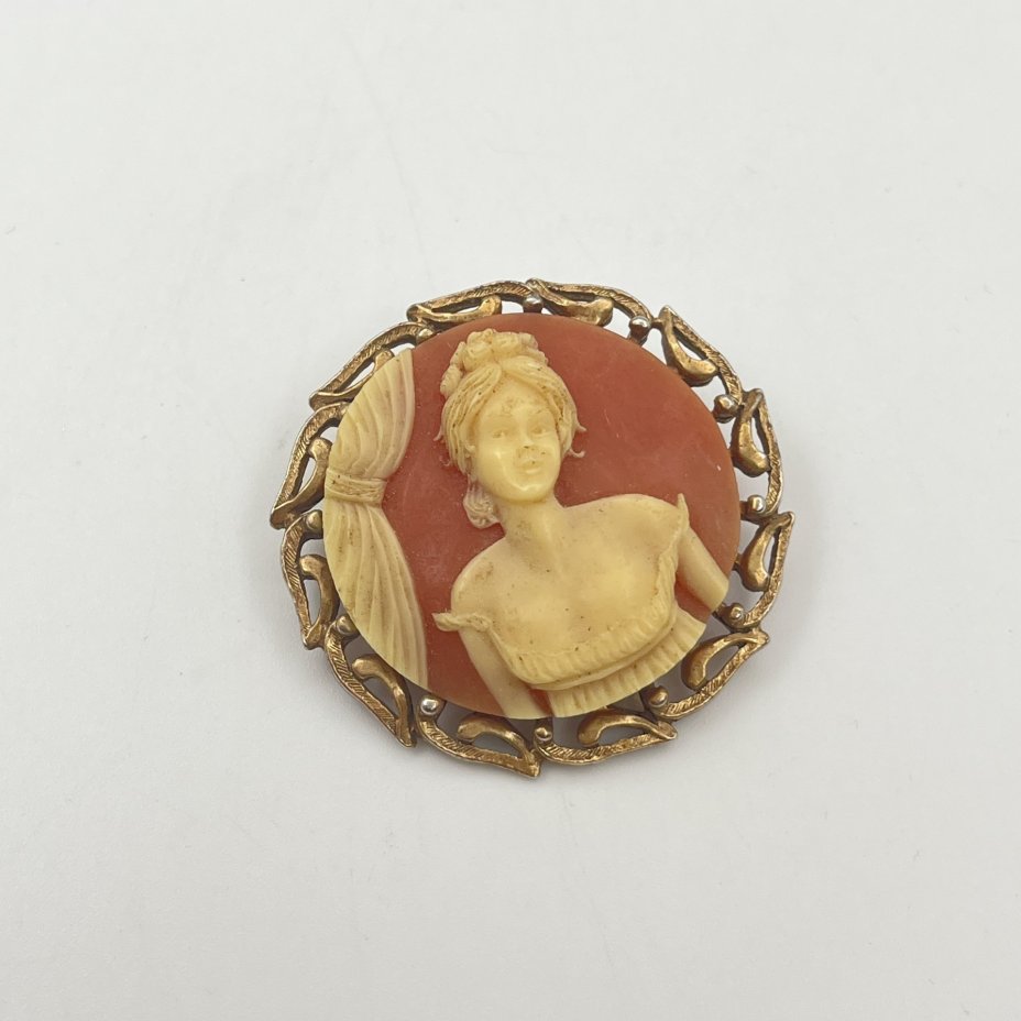 Брошь с женским портретом, металл, имитация камеи, Западная Европа, 1950-1980 гг.