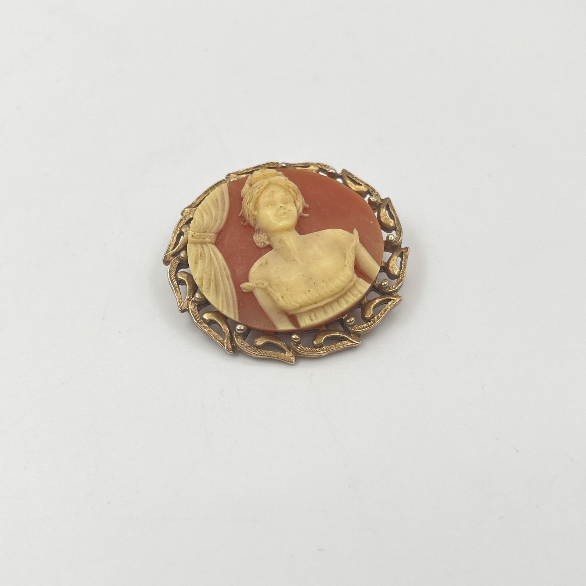 Брошь с женским портретом, металл, имитация камеи, Западная Европа, 1950-1980 гг.