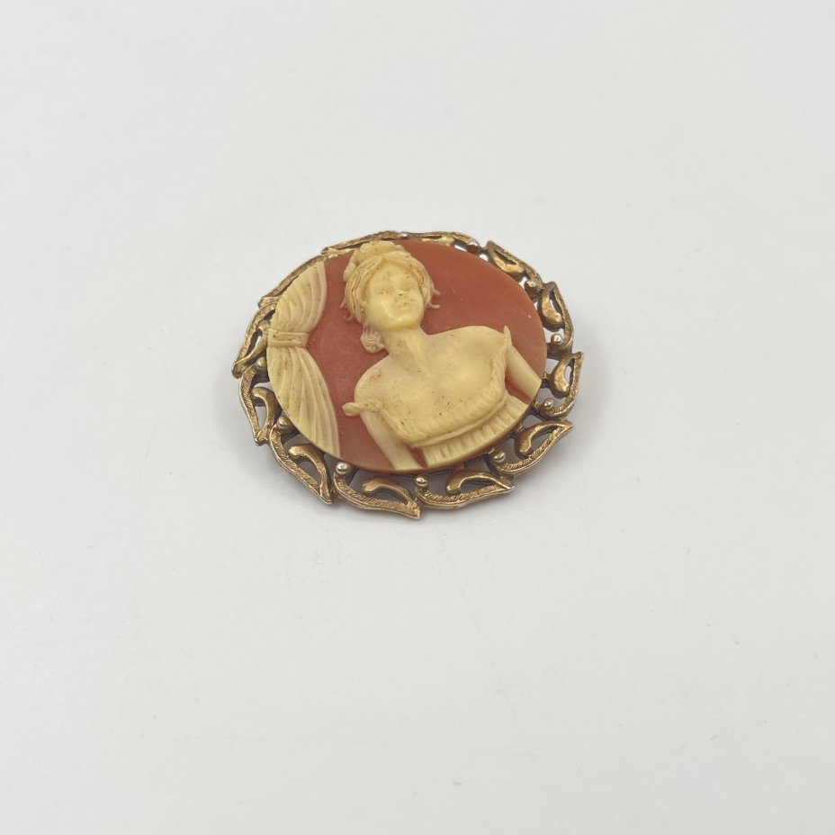 Брошь с женским портретом, металл, имитация камеи, Западная Европа, 1950-1980 гг.
