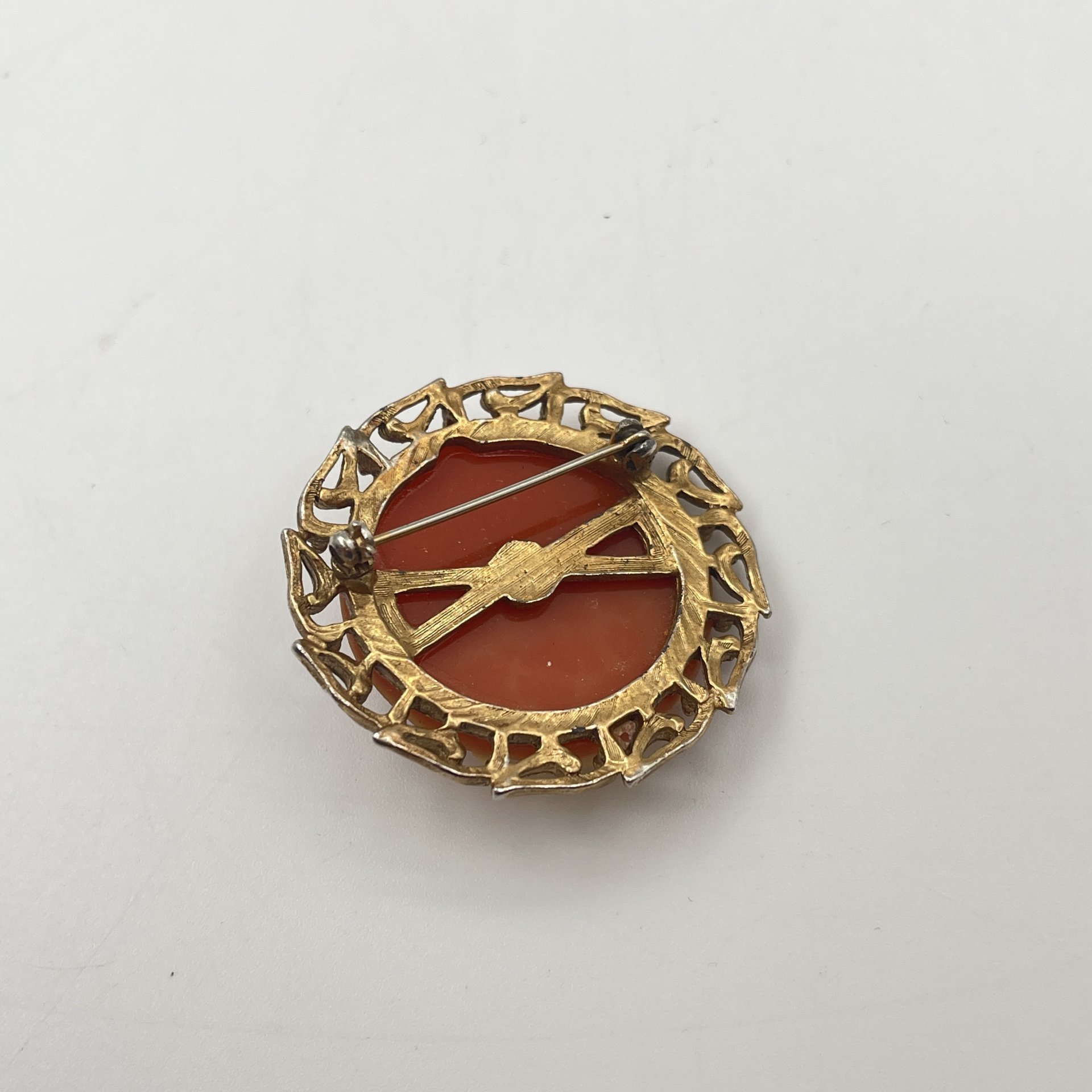 Брошь с женским портретом, металл, имитация камеи, Западная Европа, 1950-1980 гг.
