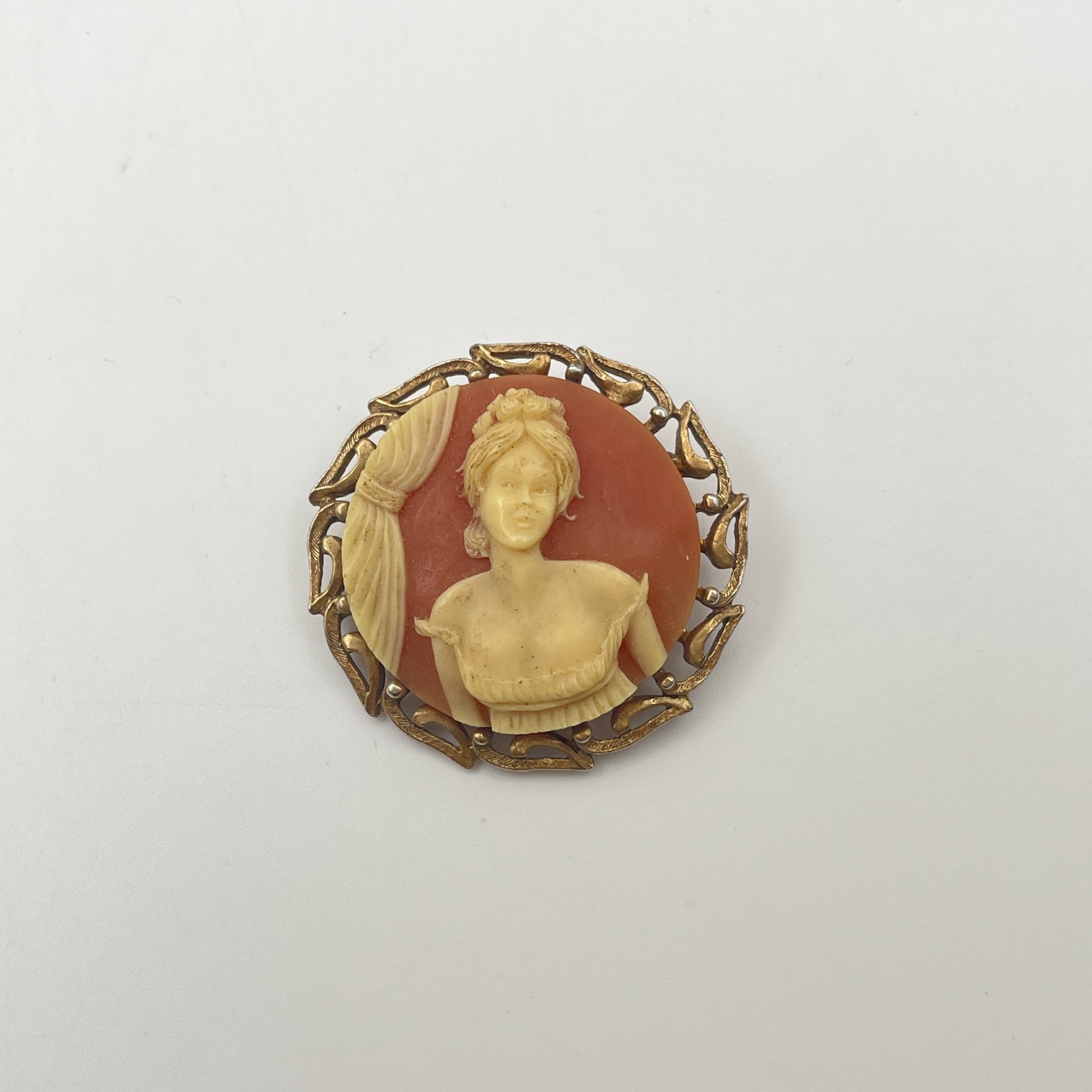 Брошь с женским портретом, металл, имитация камеи, Западная Европа, 1950-1980 гг.