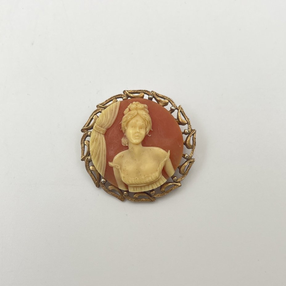 Брошь с женским портретом, металл, имитация камеи, Западная Европа, 1950-1980 гг.