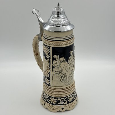 Кружка пивная, украшенная трактирной сценой (хозяйка и гости), керамика, рельеф, крышка-олово, Marzi & Remy, Marzi & Remy