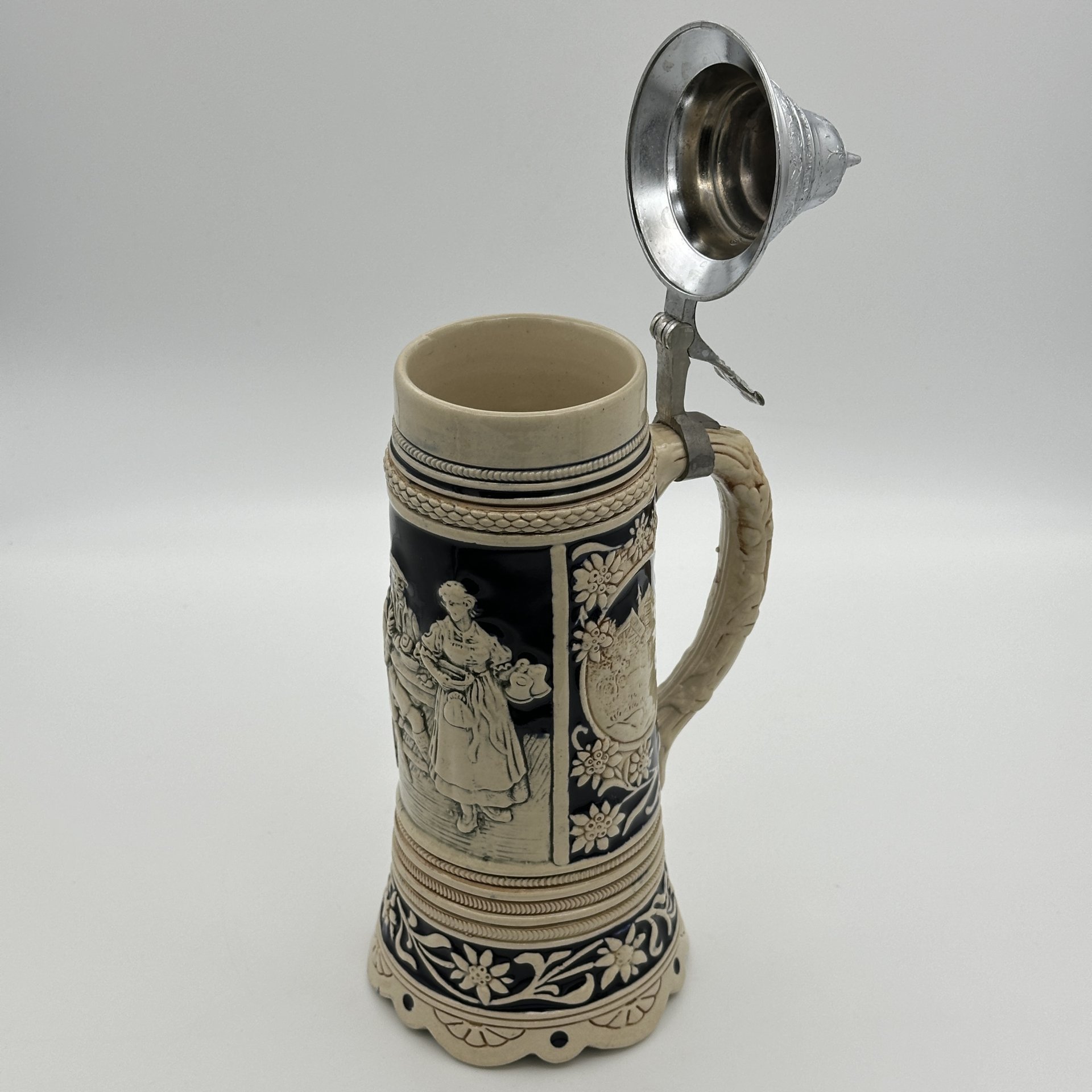 Кружка пивная, украшенная трактирной сценой (хозяйка и гости), керамика, рельеф, крышка-олово, Marzi & Remy, Marzi & Remy