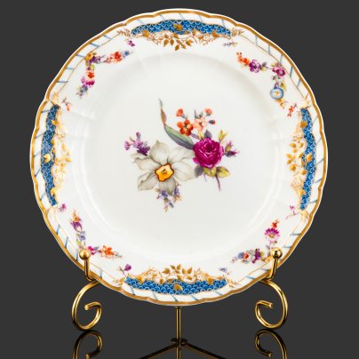 Тарелка в рокайльном стиле с цветочной композицией по центру, фарфор, роспись, золочение, KPM (Königliche Porzellan-Manufaktur), Германия, 1890-1910 гг.