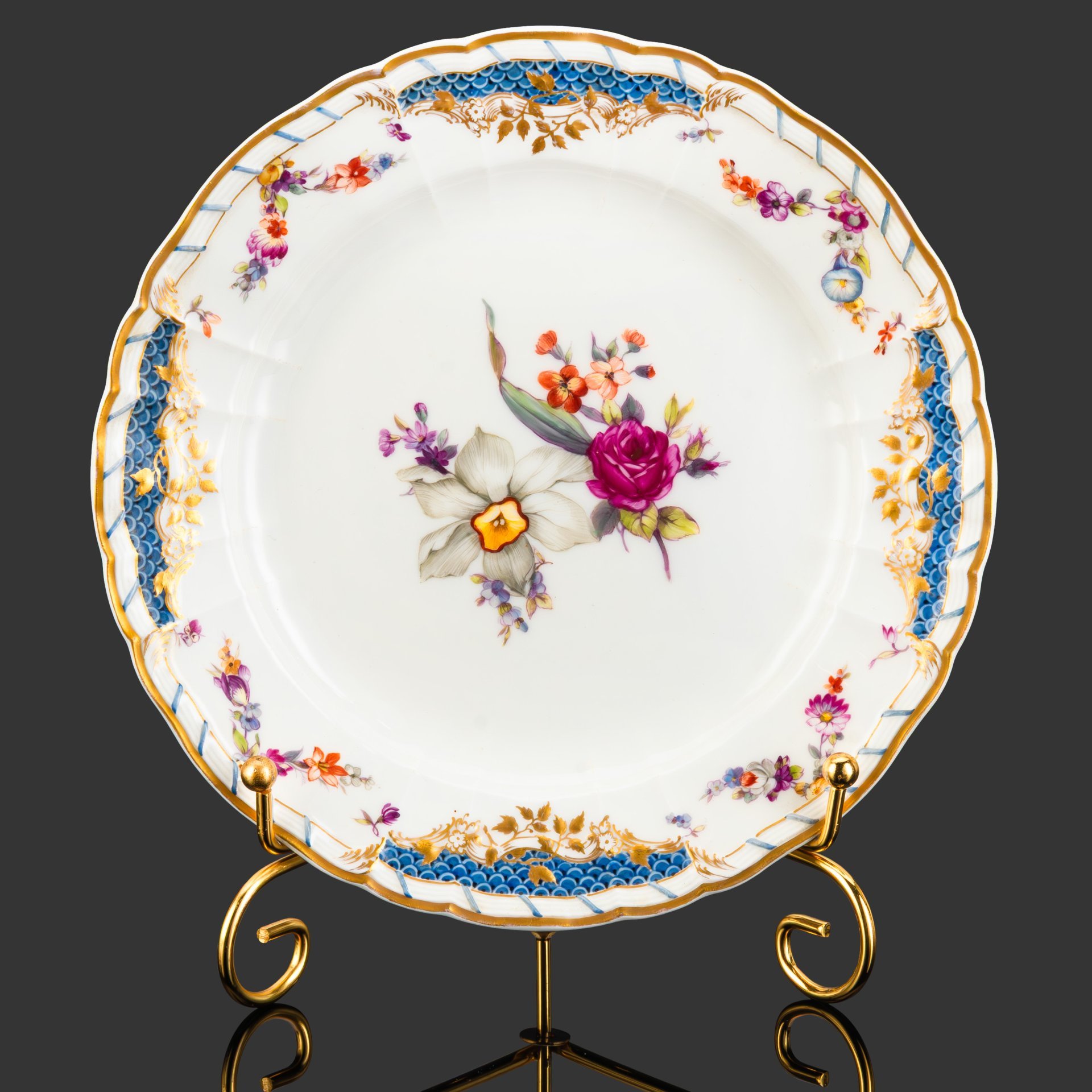 Тарелка в рокайльном стиле с цветочной композицией по центру, фарфор, роспись, золочение, KPM (Königliche Porzellan-Manufaktur), Германия, 1890-1910 гг.