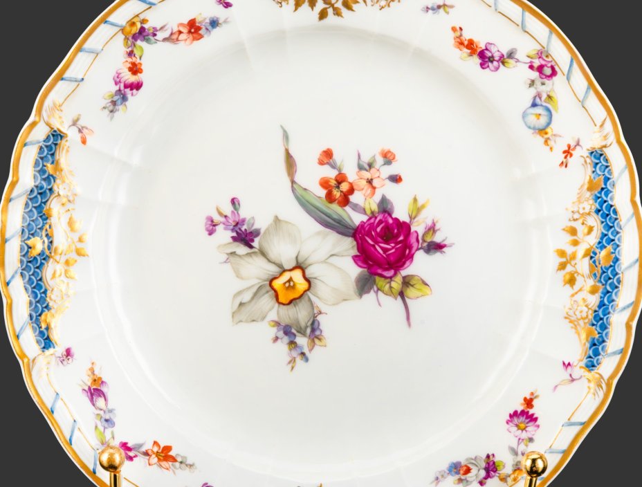 Тарелка в рокайльном стиле с цветочной композицией по центру, фарфор, роспись, золочение, KPM (Königliche Porzellan-Manufaktur), Германия, 1890-1910 гг.