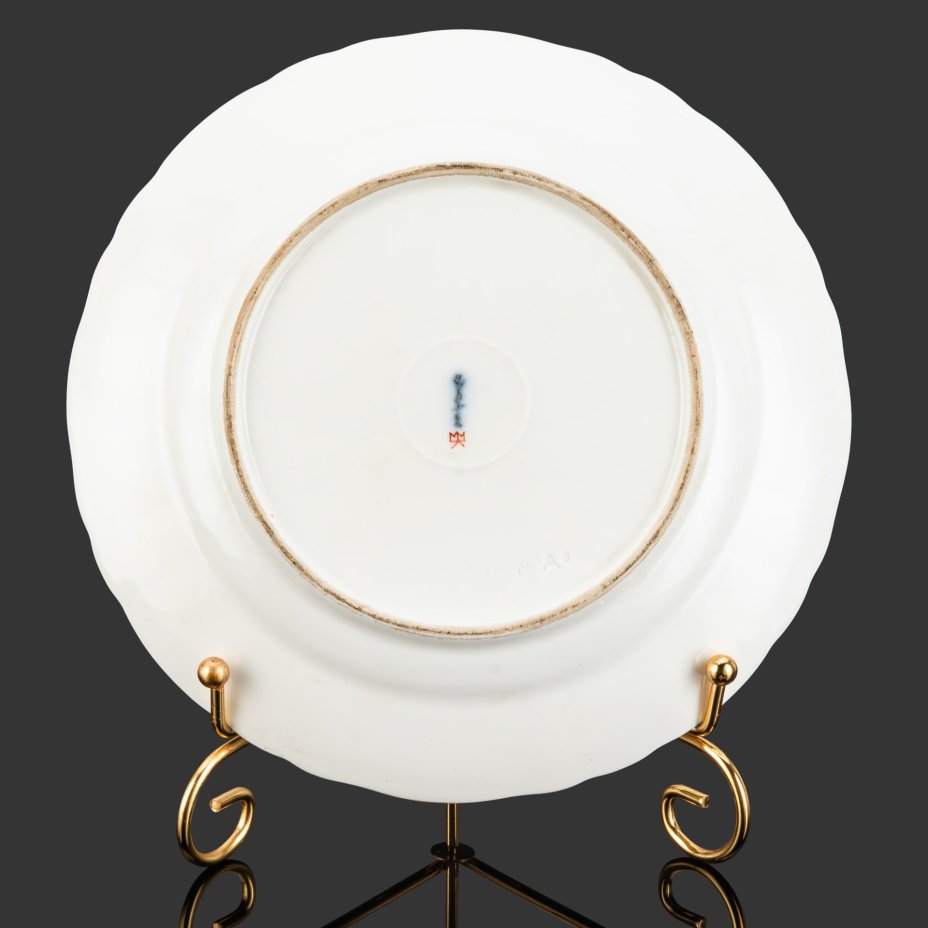 Тарелка в рокайльном стиле с цветочной композицией по центру, фарфор, роспись, золочение, KPM (Königliche Porzellan-Manufaktur), Германия, 1890-1910 гг.