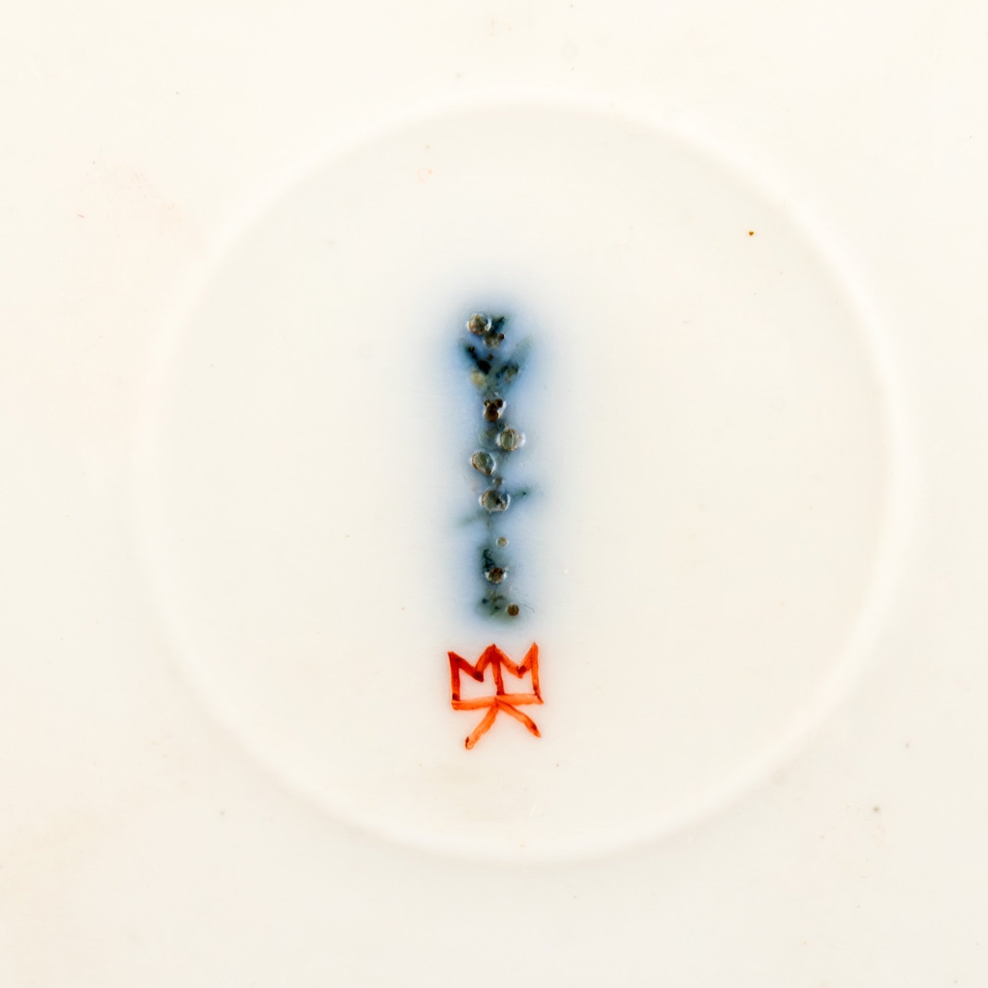 Тарелка в рокайльном стиле с цветочной композицией по центру, фарфор, роспись, золочение, KPM (Königliche Porzellan-Manufaktur), Германия, 1890-1910 гг.