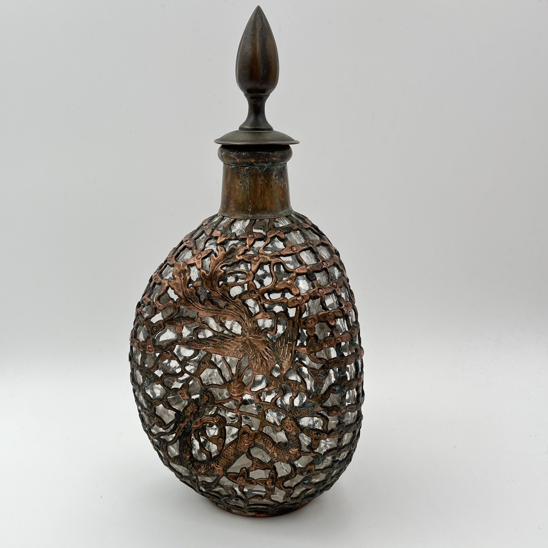 Штоф в оплётке с изображением дракона и феникса, стекло, металл, Китай, 1940-1960 гг.