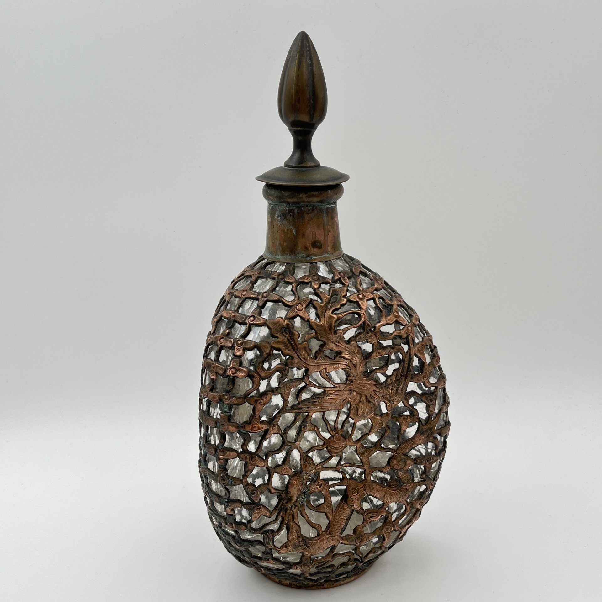 Штоф в оплётке с изображением дракона и феникса, стекло, металл, Китай, 1940-1960 гг.