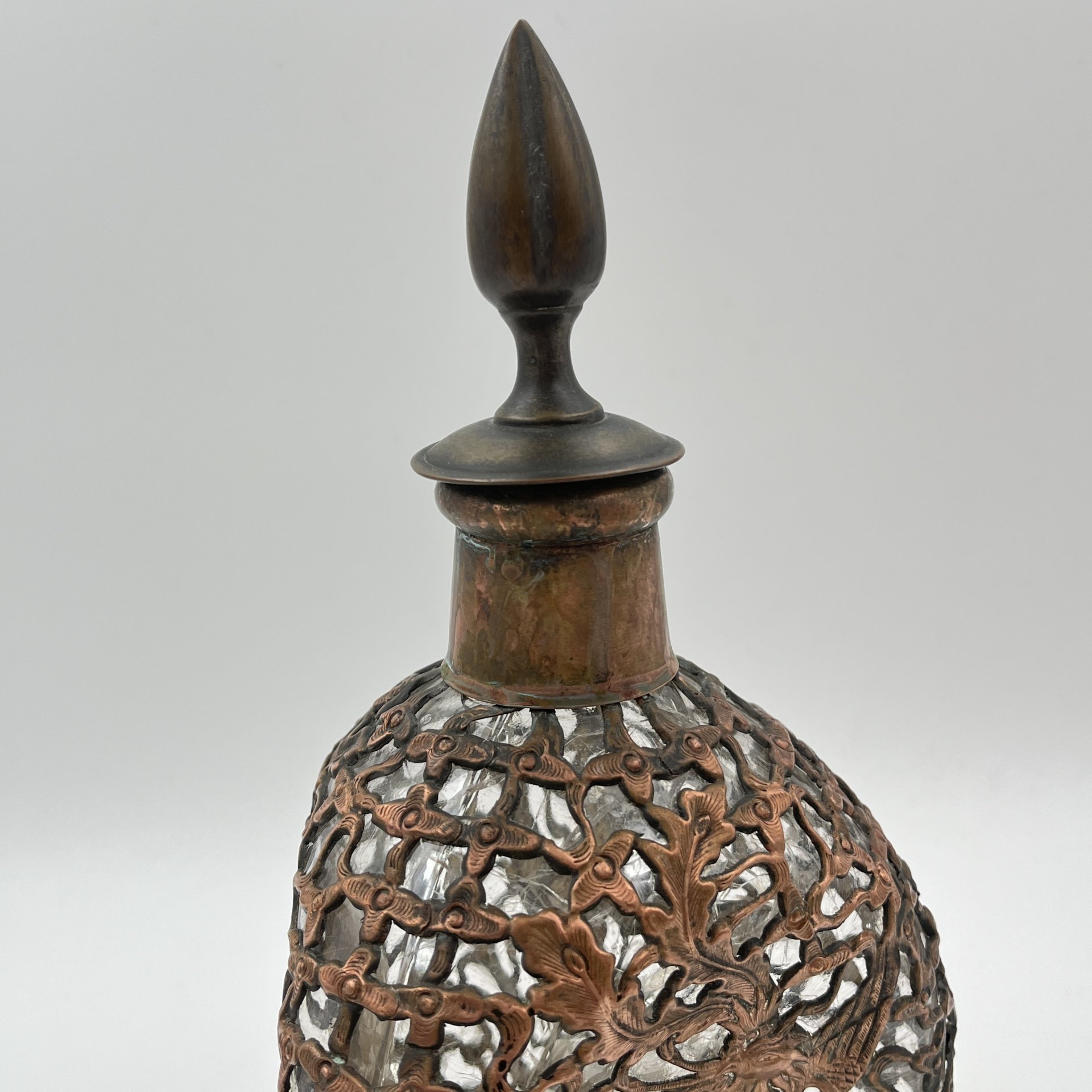 Штоф в оплётке с изображением дракона и феникса, стекло, металл, Китай, 1940-1960 гг.