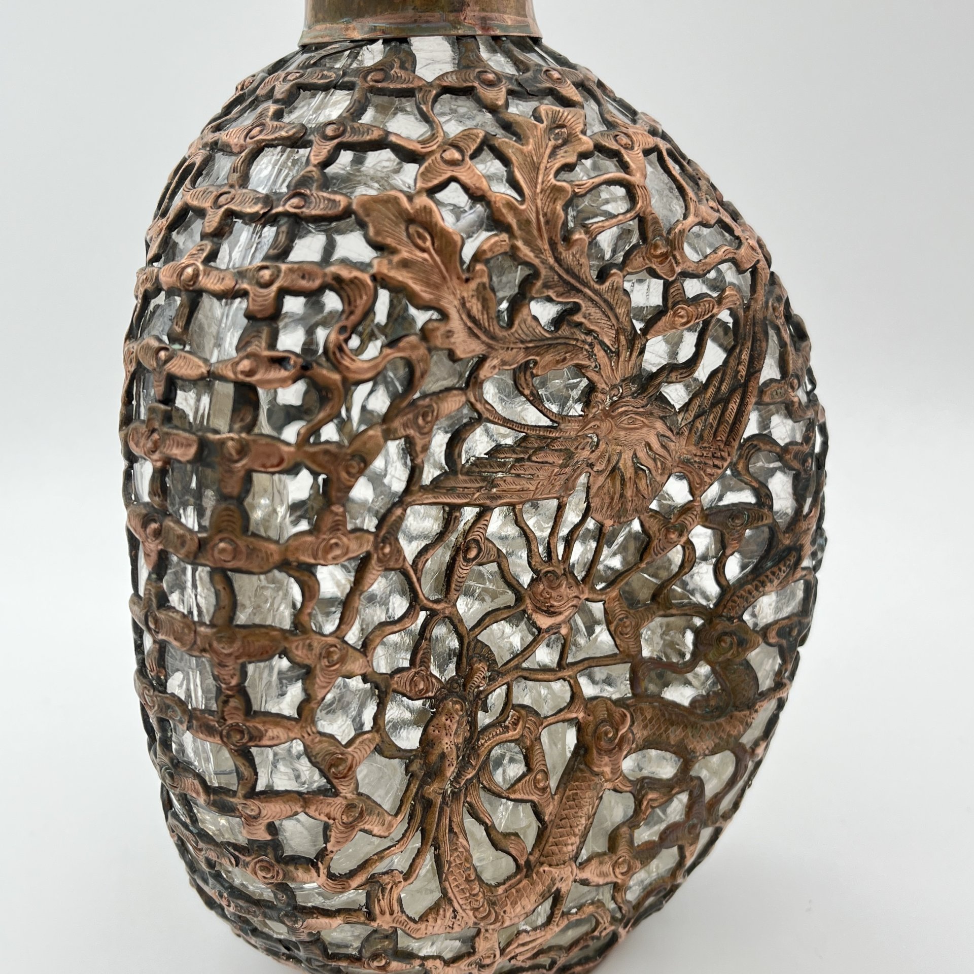 Штоф в оплётке с изображением дракона и феникса, стекло, металл, Китай, 1940-1960 гг.