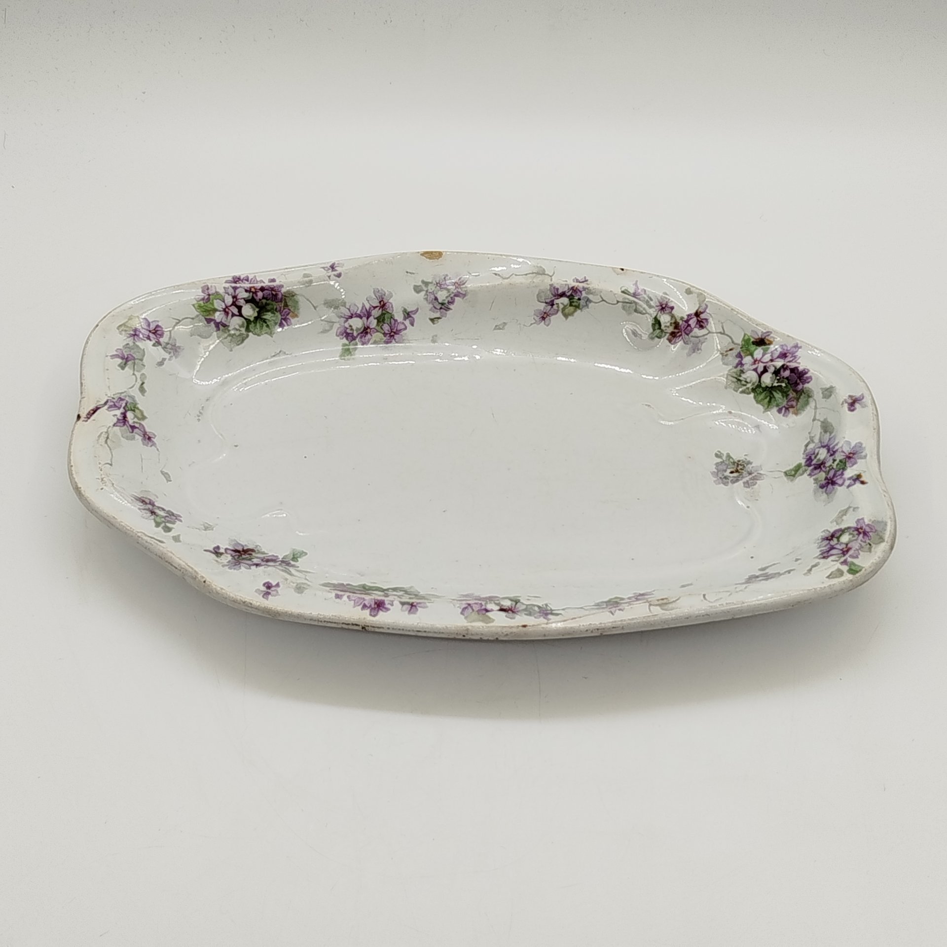 Блюдо сервировочное фигурное в стиле модерн с цветочным декором, фаянс, деколь, золочение, Товарищество М.С. Кузнецова, Российская империя, 1889-1917 гг.