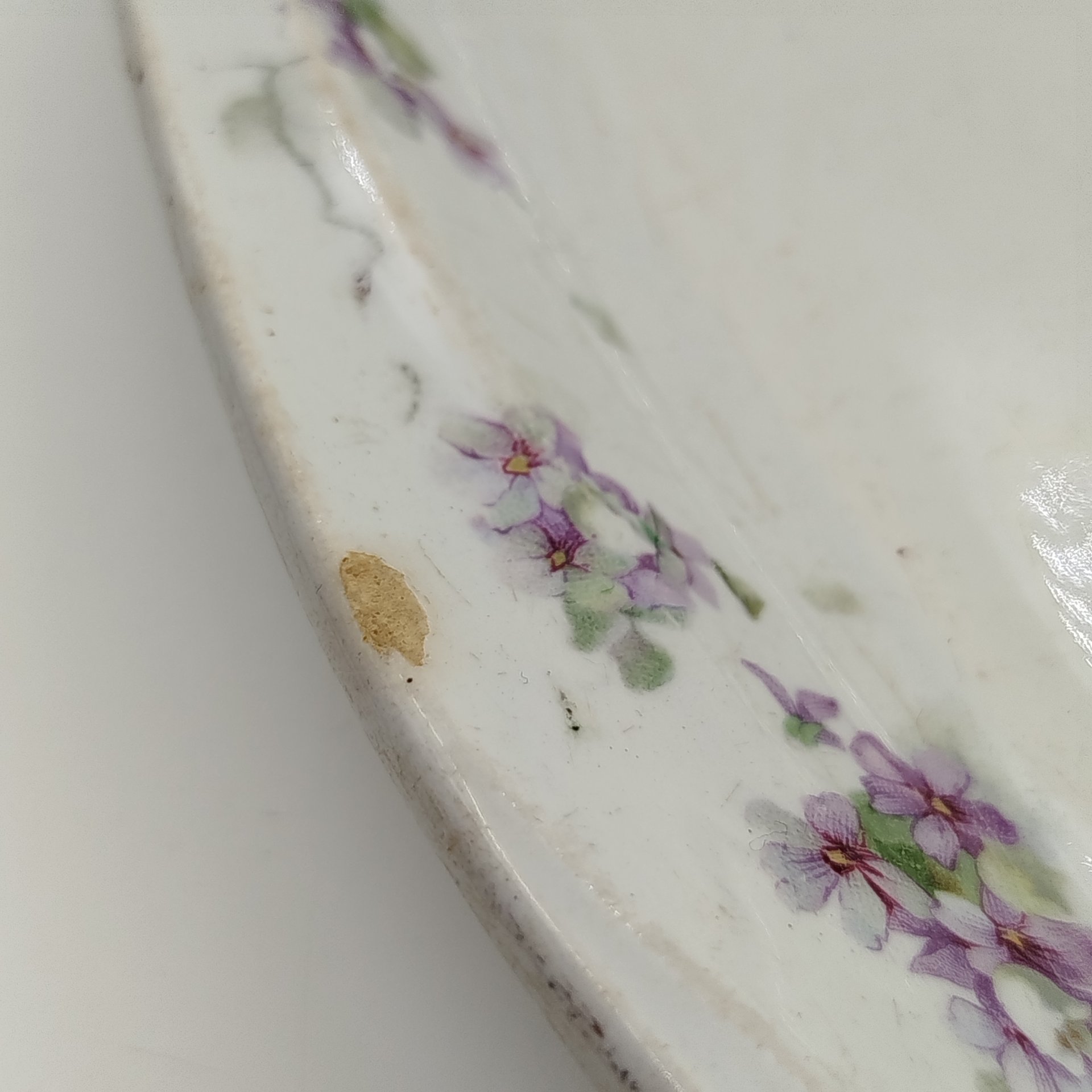 Блюдо сервировочное фигурное в стиле модерн с цветочным декором, фаянс, деколь, золочение, Товарищество М.С. Кузнецова, Российская империя, 1889-1917 гг.