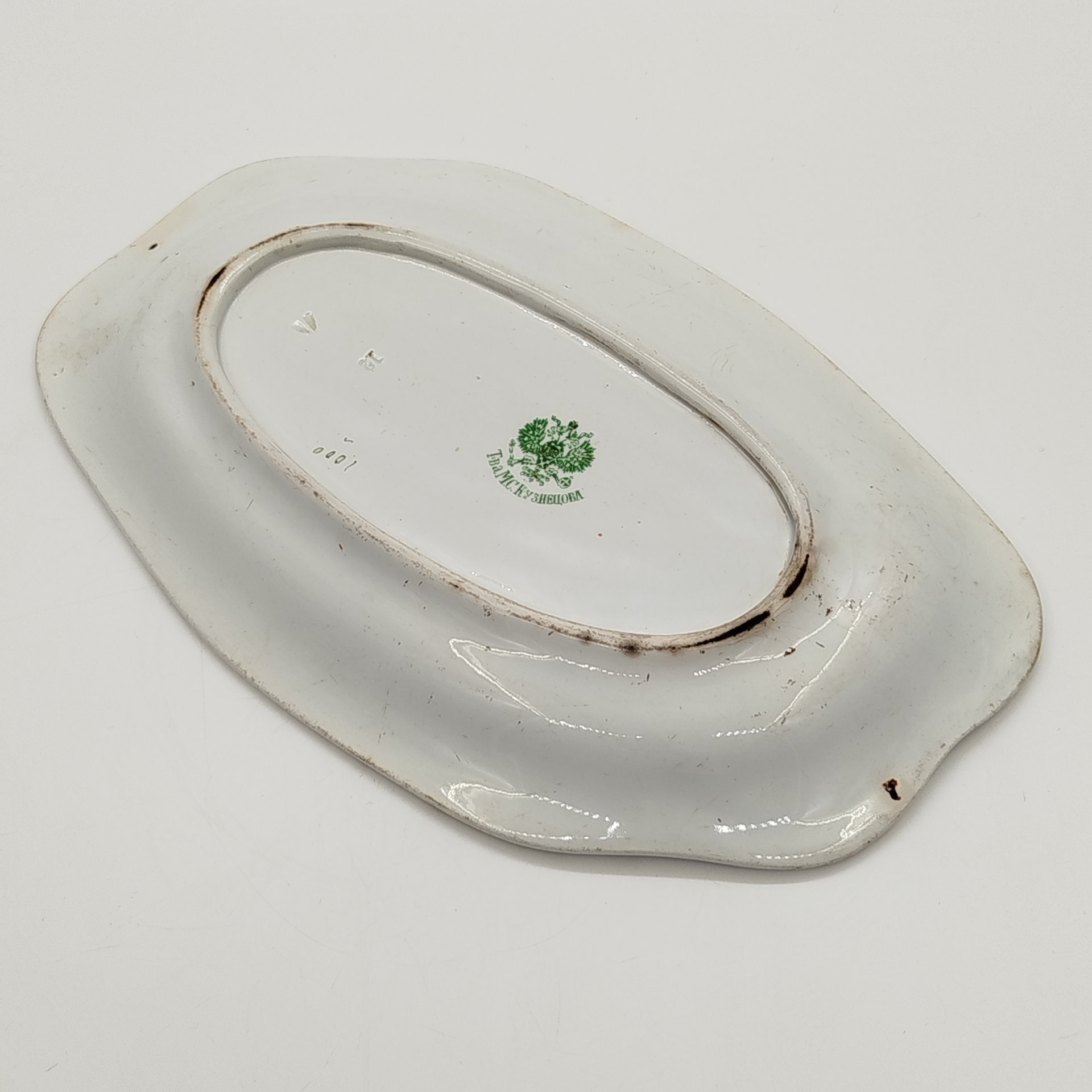 Блюдо сервировочное фигурное в стиле модерн с цветочным декором, фаянс, деколь, золочение, Товарищество М.С. Кузнецова, Российская империя, 1889-1917 гг.