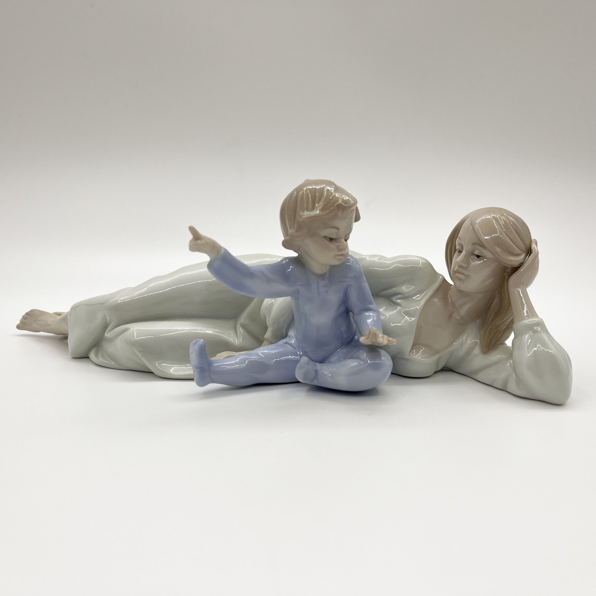 Статуэтка "Девушка с ребенком", фарфор, Pavone, Италия, 2025 г.