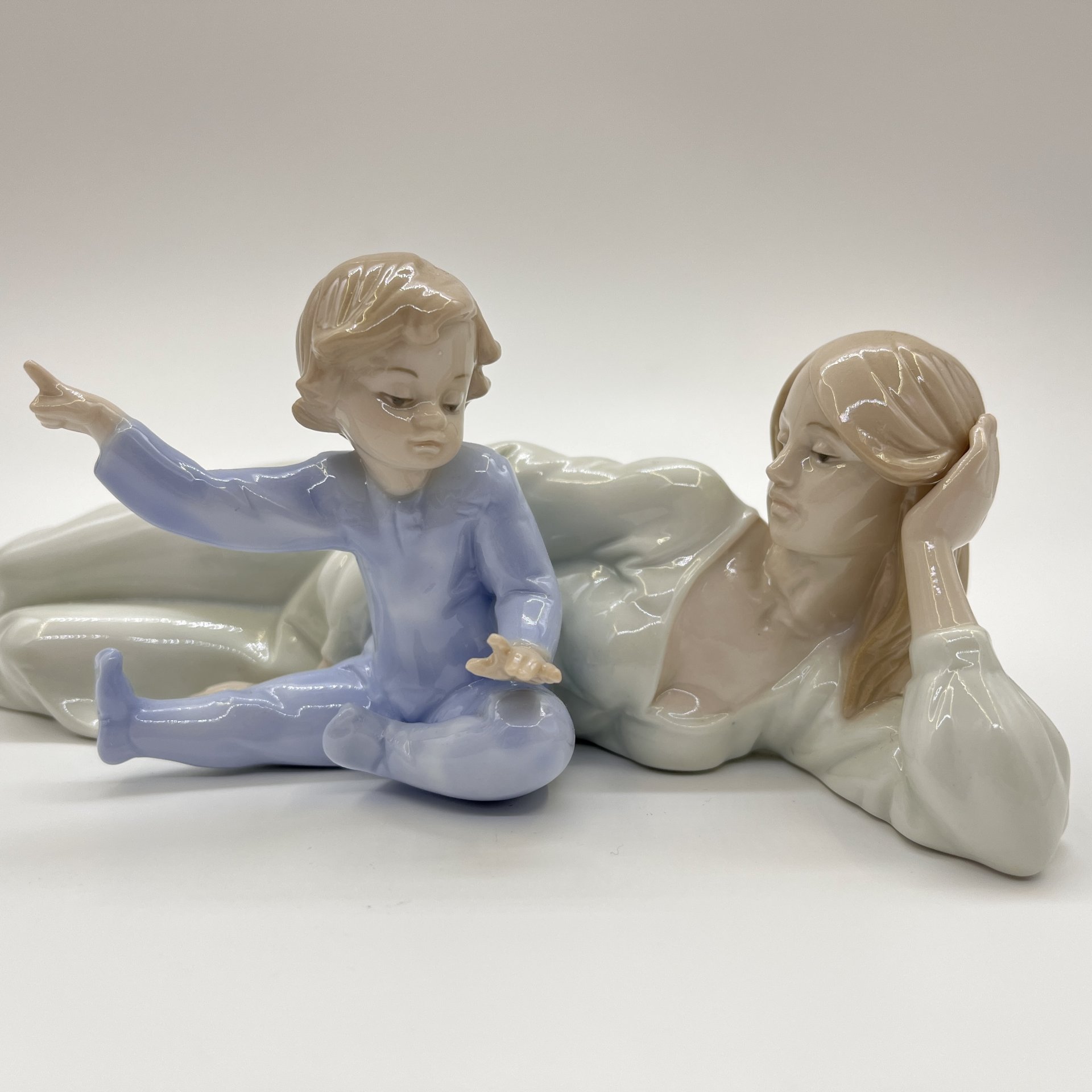Статуэтка "Девушка с ребенком", фарфор, Pavone, Италия, 2025 г.