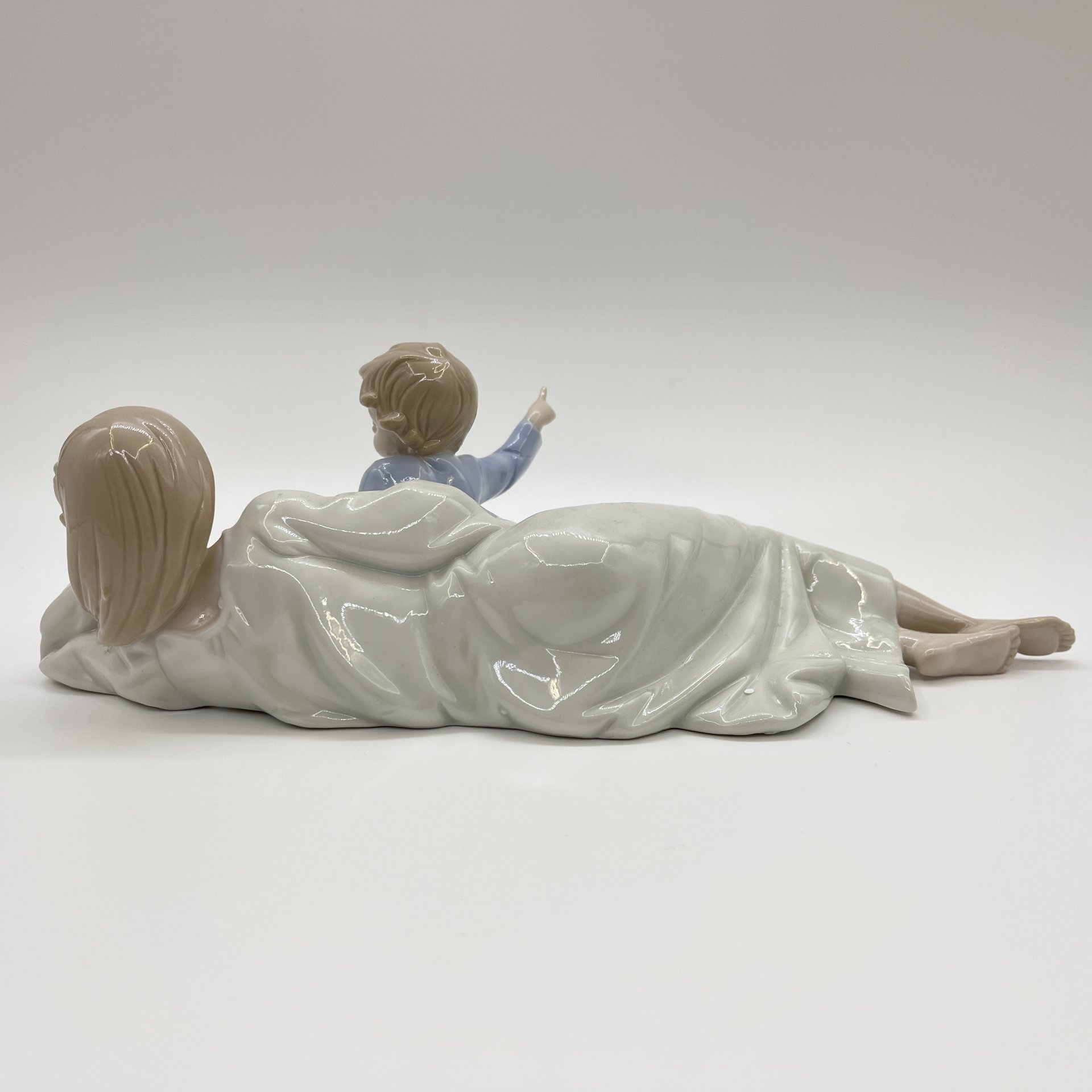 Статуэтка "Девушка с ребенком", фарфор, Pavone, Италия, 2025 г.