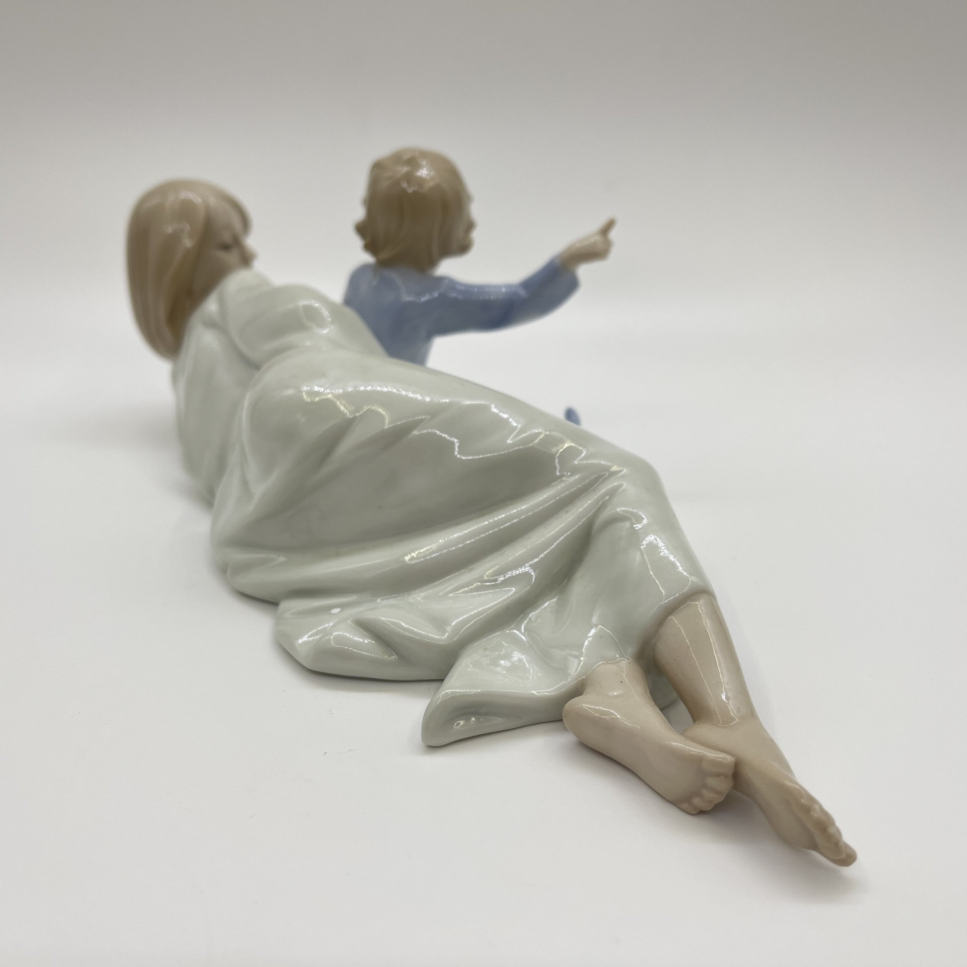 Статуэтка "Девушка с ребенком", фарфор, Pavone, Италия, 2025 г.