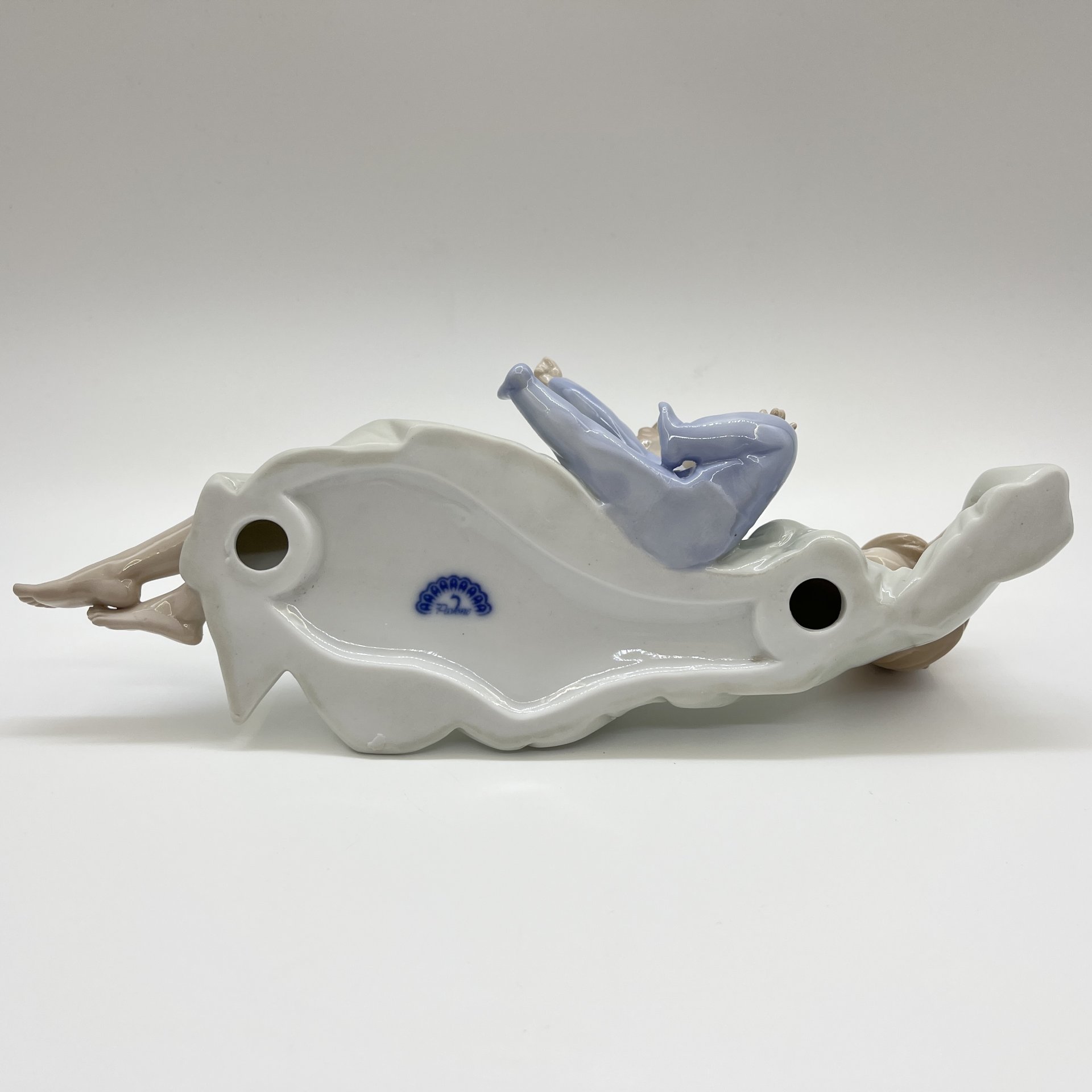 Статуэтка "Девушка с ребенком", фарфор, Pavone, Италия, 2025 г.